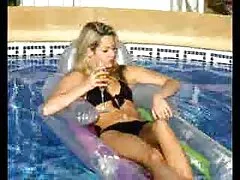 તેણે એક જાપાની છોકરીને ચુંબન કર્યું અને બે ફુલ સેકસી વીડિયો એચડી હોટ ટીખળીઓને ગડબડ કરી.