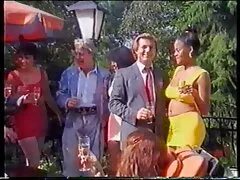 સ્વાદિષ્ટ સુંદર તેના ગધેડામાં એક બીપી ફુલ સેકસી ગ્રાઉસ લે છે