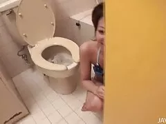 સેટ પર, ગોળમટોળ ચહેરાવાળું કૂતરી ગધેડામાં ડિલ્ડોને દબાણ સેકસ વીડિયા કરે છે