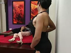 ઉત્સાહિત નર વેશ્યાના છિદ્રોમાં આનંદથી આનંદ કરે છે સેકસી વારતા