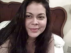 એક માણસ સેકસી ઓપન બીપી જુસ્સાથી તેના સુંદર પ્રેમીના પબિસને ટેટૂ વડે ચુંબન કરે છે