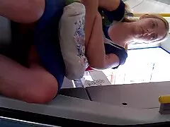 એક વ્યક્તિએ ટેક્સીમાં સેકસી ઇંગ્લીશ સેકસી એક મહિલાને ચુંબન કર્યું.