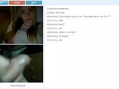 જાપાની સ્ત્રી તેના મોંમાં કામ કરતી ઓપન સેકસી શિશ્ન લે છે.