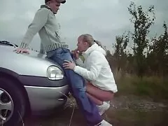 એક માણસ ગડબડ અને મોં પર એક મહિલા ચુંબન. કેટરીના કેફ સેકસી વીડિયો