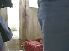 એક ના સેકસી વીડિયો ઘડાયેલું માણસ એક નાની છોકરી અને તેના પિતરાઇ ચુંબન કર્યું