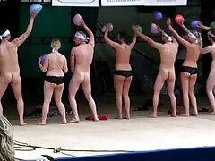 શેવ્ડ ખોપરી સાથે જુસ્સાદાર માણસ શેરીમાં સુંદરતા સેકસી ફીલમ વીડીયો શરૂ કરી