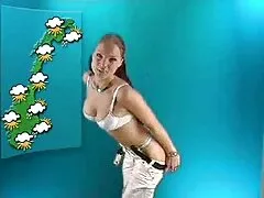 લાલ પળિયાવાળું સૌંદર્ય માણસને સેકસી વિડીયો ગુજરાતી સેક્સ માટે આમંત્રણ આપે છે અને તેને ચુંબન કરે છે