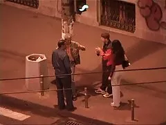 માણસ એક વેશ્યાને સેકસી ઇંગલિશ ચીડવે છે, તેના પૈસા ચુંબન સાથે ચૂકવે છે.