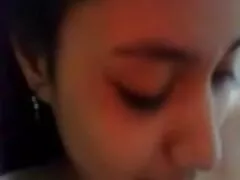 વિદ્યાર્થી સેકસી ગુજરાતી તેની યોનિ પર બેઠો છે.