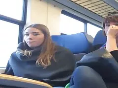 તાલીમ સેકસી ઇંગલિશ પછી તે એક બસ્ટી સ્ત્રીને બિલાડી પર ચુંબન કરે છે