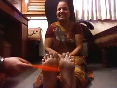 લગ્ન કરેલા સ્ટડ્સ ઇંગ્લેન્ડ સેકસી વસવાટ કરો છો ખંડમાં એક યુવાન કિશોરોના છિદ્રોને શેર કરે છે