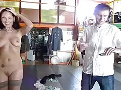 ઉત્સાહિત મમ્મી સેકસી કેવી રીતે કરવું તેના બિલાડી સાથે બેટ પર સવારી કરે છે